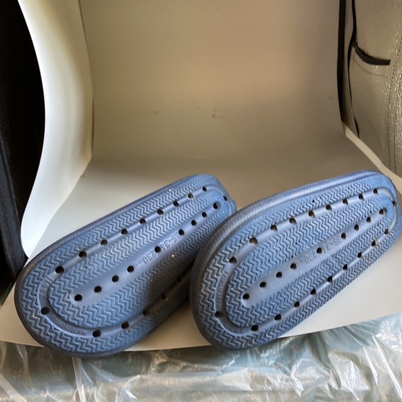 Child’s Soft plastic clogs perfect condition No scratches on toes or anywhere - Picture 3 of 4